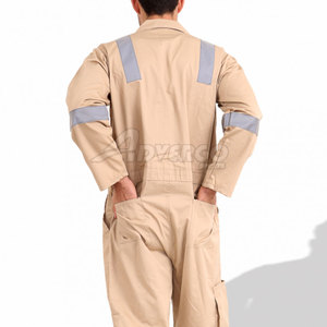Combinaison de protection industrielle avec manches longues, fermeture éclair sur le devant, taille élastique et poches utilitaires pour la protection sur le lieu de travail - Product Image 5