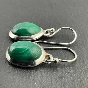 Boucles d'oreilles pendantes vintage en argent sterling et malachite, bijoux faits à la main avec pierres précieuses vertes, cadeau élégant pour femme - Product Image 2