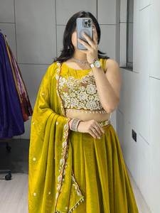 ชุดเลเฮนกาโชลีแบบคลาสสิกประดับลูกปัดอย่างหรูหรา พร้อมผ้าคลุมไหล่ปักลายด้วยด้ายและเลื่อมคุณภาพพรีเมียม - Product Image 5