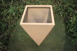 Grand pot à fleurs vertical Geo Senior Classic en FRP léger pour l'intérieur/l'extérieur, utilisation domestique et jardin, design à pois sculpté à la main - Product Image 5