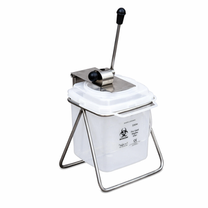 ภาชนะกำจัดเข็มฉีดยาพลาสติกแบบใช้มือ พร้อมโครงสแตนเลส ป้องกันการเจาะทะลุ ขนาด 1500 มล. สำหรับโรงพยาบาล - Product Image 1