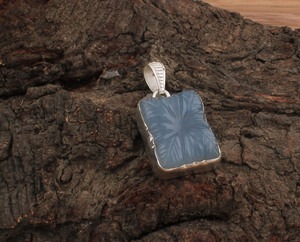 Joyería Artesanal Vintage de Piedra Preciosa de Calcedonia Azul Natural Tallada a Mano con Diseño de Hoja en Plata de Ley 925 Chapada en Platino, Color Aguamarina Fino - Product Image 4