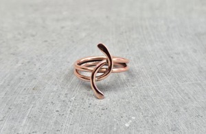 Bague en cuivre artisanale au design moderne, forme personnalisée, finition polie, design unique pour femme, cadeau de mariage - Product Image 4