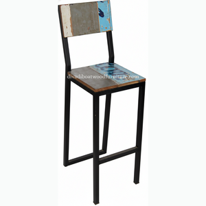 Chaise de bar en bois de bateau recyclé faite à la main, structure en fer noir, tabouret haut en bois recyclé, mobilier industriel écologique pour la cuisine - Product Image 1