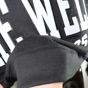 เดอะ เวล เอสท์ เสื้อสเวตเชิ้ตคอกลมโอเวอร์ไซส์ผ้าฝ้ายสีดำสำหรับทุกเพศ ปี 2025 พิมพ์ลายตัวอักษรด้านหน้า สวมใส่สบายๆ ในฤดูใบไม้ร่วง - Product Image 3
