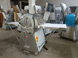 <span class=keywords><strong>Laminoir</strong></span> à <span class=keywords><strong>pâte</strong></span> sur pied pour la production de feuilles de <span class=keywords><strong>pâte</strong></span>, de <span class=keywords><strong>pâte</strong></span> filo, de croûtes de baklava et de <span class=keywords><strong>pâte</strong></span> à tarte, pour usine de pâtisserie commerciale - Product Image 5
