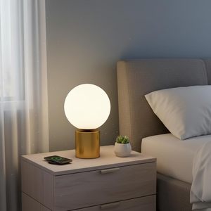 Lampe de table globe dorée de haute qualité avec abat-jour en verre blanc, lampe de chevet de style mid-century pour chambre à coucher et salon - Product Image 4