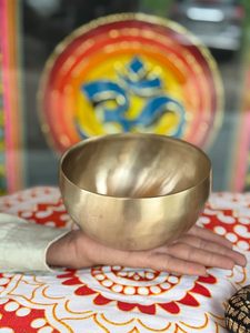 Bol sonore artisanal en laiton massif avec marteau en bois et coussin – Instrument de relaxation pour la méditation, la guérison des chakras et la thérapie sonore du yoga - Product Image 5