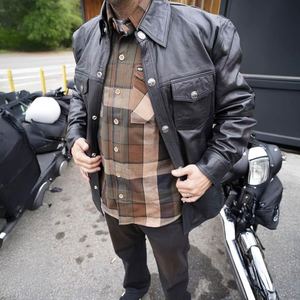 เสื้อเชิ้ตหนังแกะเคลือบแว็กซ์นุ่มพิเศษสำหรับผู้ชาย ออกแบบมาพร้อมซับในขนแกะหนานุ่ม เหมาะสำหรับฤดูหนาว - Product Image 3