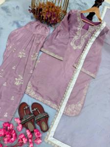 Ensemble salwar kameez en soie satinée traditionnelle, tendance et design, couleur blanche, style palazzo, pour mariages, fêtes et festivals - Product Image 2