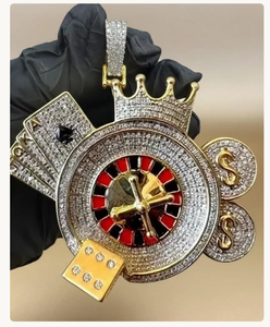 Colgante de Lujo con Temática de Casino, con Ruleta y Alas, Adornado con Diamantes de Moissanita, Joyería Iced Out, Venta al por Mayor - Product Image 2