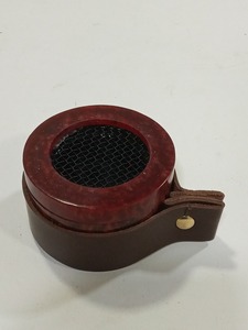 Brûleur d'encens en bois avec sangle en cuir, finition rouge, diffuseur aromatique pour l'aromathérapie - Product Image 1
