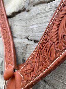 Ensemble de têtière et de collier de poitrail en cuir brun Misha International MI-WBC-01, style western, orné de motifs floraux, équipement équestre personnalisé - Product Image 4