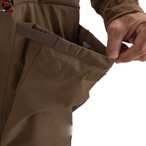 Salopette de chasse pour homme, couleur Coyote Tan, avec genouillères renforcées, bretelles croisées, fermeture éclair centrale et doubles poches poitrine - Product Image 3