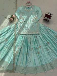 Ensemble prêt-à-porter de créateur en satin japonais avec broderie de sequins, comprenant un haut entièrement cousu, un bas de lehenga cousu et un dupatta. - Product Image 5