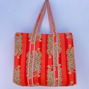 Sac fourre-tout matelassé en coton rayé rouge orangé de luxe avec imprimé main de tigre, sac à main décontracté léger à fermeture éclair pour femme - Product Image 1