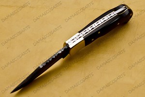 Couteau utilitaire pliant artisanal en acier Damas OEM avec manche composite noir, embouts en acier et design compact pour la poche - Product Image 4