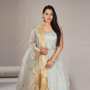 Robe longue en soie Banarasi avec tissage Zari riche, tenue de fête ethnique, robe longue avec ensemble dupatta - Product Image 3