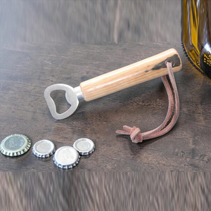Abridores de botellas con mango de madera, cordones de cuero y tapas metálicas, perfectos para cocinas, bares, fiestas en la playa y bodas. - Product Image 5