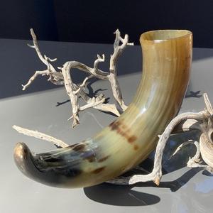 Sculpture unique en corne de buffle noir, design rayé artisanal, sur base ronde en bois, objet décoratif de luxe en corne de buffle naturelle. - Product Image 3