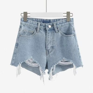 Shorts en jean déchirés taille haute pour femmes, personnalisés, à ourlet brut incurvé, en denim indigo clair, avec bords effilochés, vente en gros - Product Image 4
