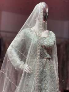 Nuevo diseñador Lehenga en tela de red de color claro con estilo elegante trabajo manual pesado y adorno Jarkan - Product Image 4