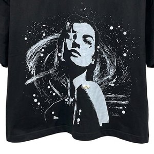 เสื้อยืดคอกลมสีดำพิมพ์ลายโลโก้ตามสั่งสำหรับผู้ชาย คุณภาพสูง ทรงหลวม สวมใส่สบาย เหมาะสำหรับฤดูร้อน สตรีทแวร์ ระบายอากาศได้ดี ผลิตจากผ้าฝ้าย 100% - Product Image 5