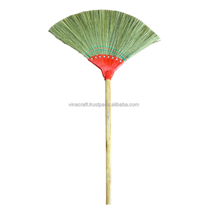 Balai en herbe artificielle écologique en gros avec poils doux et manche en bois, fabriqué au Vietnam - Product Image 4
