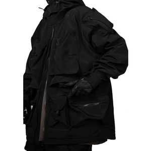 Veste technique pour homme au style moderne et à la structure légère, veste technique pour homme avec un design inspiré de l'industrie. - Product Image 3