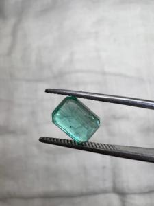 Émeraude naturelle zambienne de 1,73 ct, taille poire, pierre précieuse verte à effet lumineux pour la fabrication de bijoux, vente en gros, exportation - Product Image 2