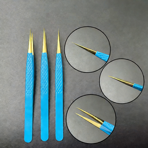 Pince à épiler pour cils RMI en acier inoxydable avec pointe en plasma dorée, revêtement en poudre bleue, poignée diamantée, texture de pointe lisse, longueur 10 mm - Product Image 4