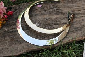 Collier ras du cou en laiton fait main ZAM ZAM IMPEX, style ethnique moderne, flexible, plaqué or, forme de lune, technique traditionnelle - Product Image 2