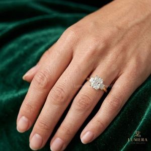Exquisito Anillo de Aniversario con Tres Diamantes de Corte Radiante, Diamante Esmeralda Lateral Fijado con Cuatro Puntas en una Banda de Oro Sólido - Product Image 1