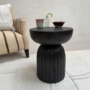Table d'appoint artisanale en bois fabriquée à partir de bois de qualité, alliant artisanat traditionnel et design moderne - Product Image 2