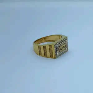 Exquisito Anillo Tradicional de Oro de 22K para Hombre con Letras en Relieve sobre una Superficie Rectangular con Incrustaciones de Circones - Product Image 1