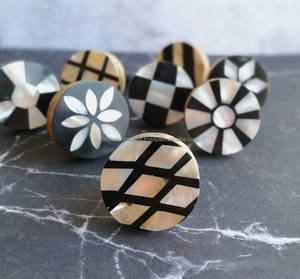 Perilla de concha de mar de latón pulido brillante con Diseño Artesanal, perilla de nácar virgen con incrustaciones de mano para cajones de cocina, tocadores - Product Image 5