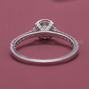 Bague de fiançailles et de mariage avec halo de diamants ronds certifiés IGI - Bague avec bande pavée en or 14 carats - Product Image 4