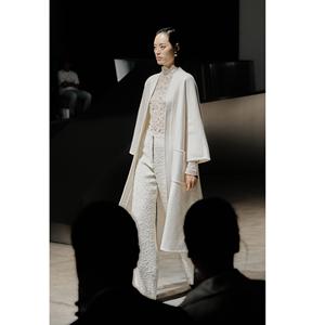 Pantalon de haute couture pour femmes ODM AMARA WIDE-LEG TROUSERS, élégant, avec fermeture éclair et bouton, hiver, 900 grammes, blanc. - Product Image 3