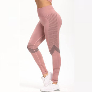 Conjunto de yoga de alta calidad premium con logotipo personalizado para mujer, leggings y top deportivos. - Product Image 3