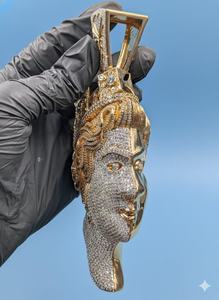 Colgante Reina Isabel con Moissanita VVS, estilo Iced Out, Hip Hop, de Plata 925 Bañada en Oro, que pasa la prueba del detector. - Product Image 2