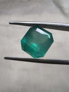 Émeraude verte vif de qualité supérieure, 4,88 carats, taille Asscher, provenant de Zambie - Product Image 3