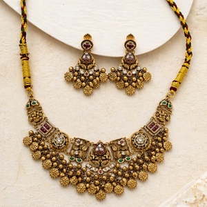Ensemble de collier choker Kundan en argent massif traditionnel avec pierres multicolores, perles en forme de pièces de monnaie et boucles d'oreilles assorties - Product Image 2