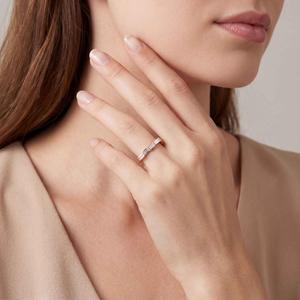 Bague en or rose 9 carats avec diamant de laboratoire, serti clos, forme fantaisie, taille baguette, or blanc, or jaune, intemporelle, fine. - Product Image 4