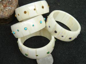 Bracelet en os fait main avec incrustations de turquoise, forme ronde, bijoux artisanaux naturels - Product Image 4