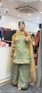 ชุดสูทผ้าไหมเฟนดี้สุดหรูจากซัพพลายเออร์อินเดียสำหรับผู้หญิง พร้อมกางเกงปาลาซโซ่ปักลายสวยงาม และผ้าคลุมไหล่ดีไซน์เนอร์ระดับพรีเมียมสไตล์ชาติพันธุ์ - Product Image 4