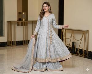 Colección Ssumaira: Hermoso conjunto listo para usar de angrakha de seda bordado, con plazzo bordado y dupatta de organza. - Product Image 3