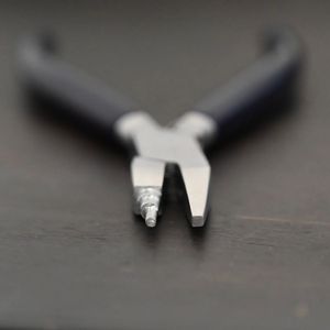 Pince à bec plat en acier inoxydable pour la fabrication de bijoux, le pliage et la création de boucles - Product Image 1