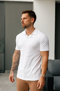 เสื้อโปโลแขนสั้นสีขาวสำหรับผู้ชาย ทรงเข้ารูป สไตล์ลำลอง สีพื้น ผ้าฝ้ายเจอร์ซีย์ ระบายอากาศได้ดี ดีไซน์คอเสื้อแบบถัก - Product Image 3