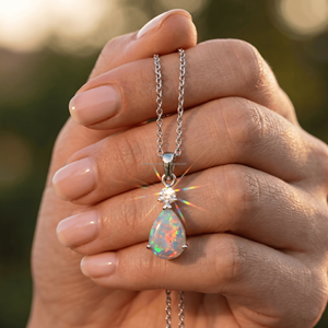 Colgantes y Dijes de Ópalo en Forma de Pera de Ópalo de Octubre en Tendencia, Oro Blanco, Luz Arcoíris, Joyería Zodiacal, Bestseller, Regalo Fino Moderno - Product Image 3