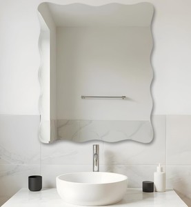 Espejo de Estilo Veneciano Clásico con Elementos de Vidrio Biselado Hechos a Mano y Detalles Decorativos Sofisticados - Product Image 1